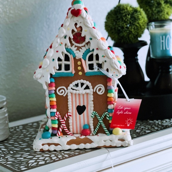 Candy land Gingerbread house - Picture 2 of 3